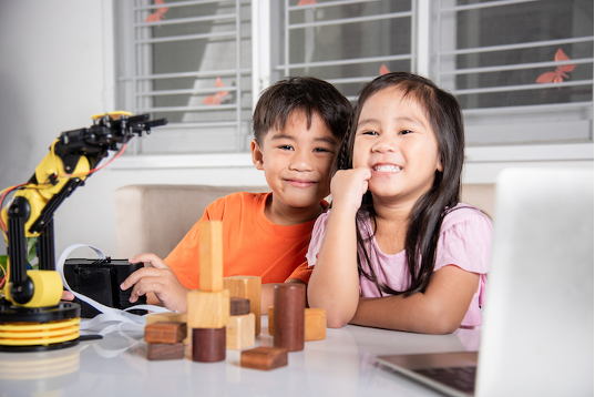 kids playing computer robotics